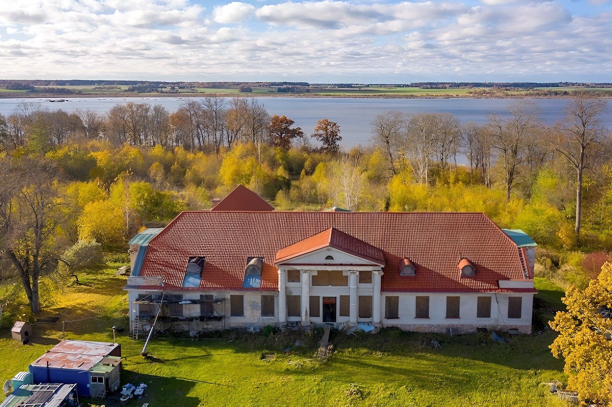 Images Līgutu - Gutshaus am See in Lettland