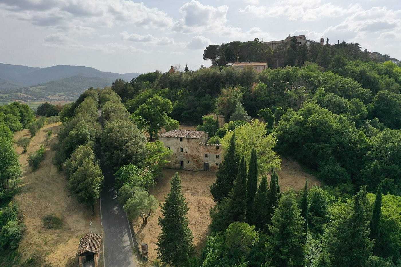 Images La Piaggia - Groot te renoveren landhuis in Umbrië