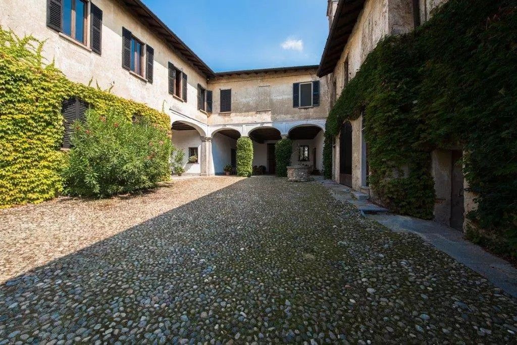 Images Benedictijns klooster uit de 12e eeuw te koop in Casale Litta, nabij Varese