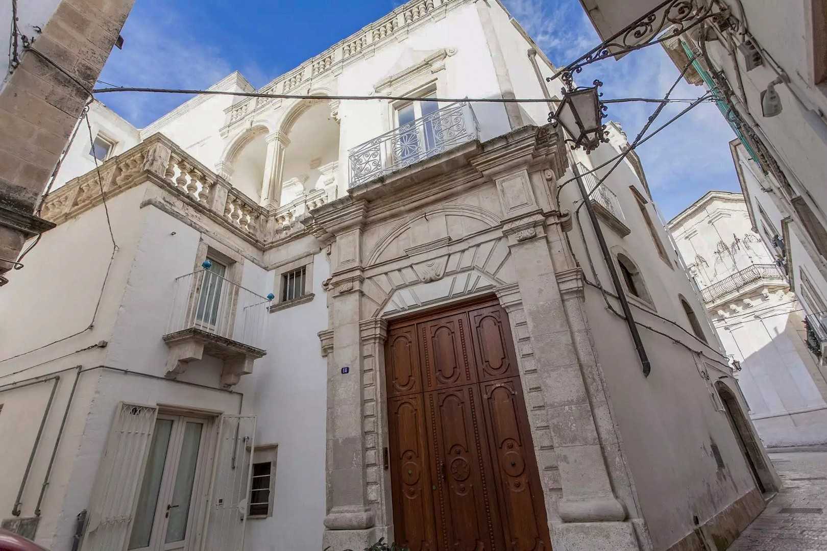 Images Gerenoveerd paleis in het centrum van Martina Franca