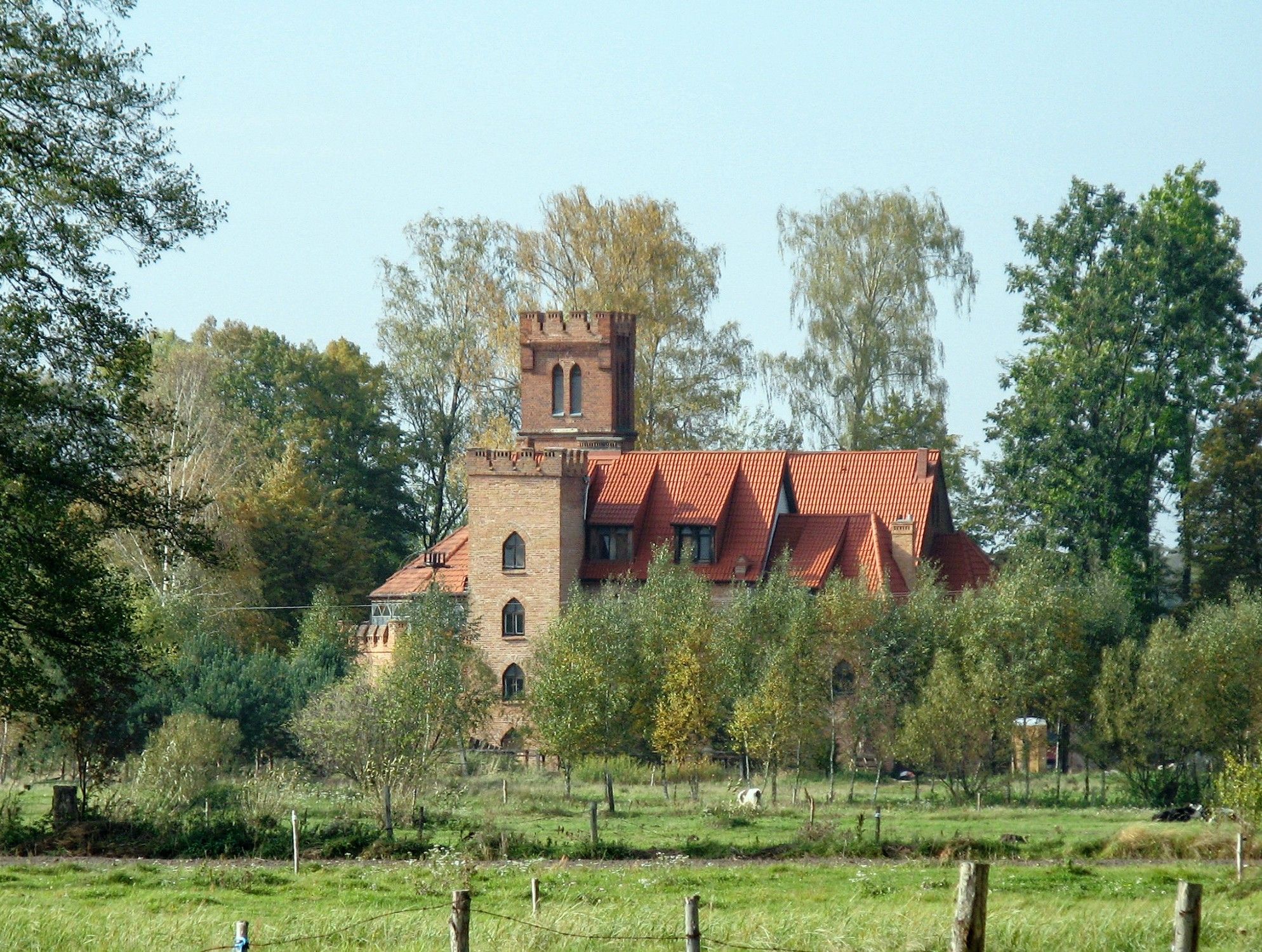 Images Uniek landgoed met kerk en klein kasteel