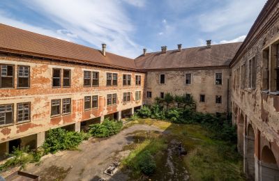 Kasteel te koop Kounice, Zámek Kounice, Středočeský kraj, Binnenplaats