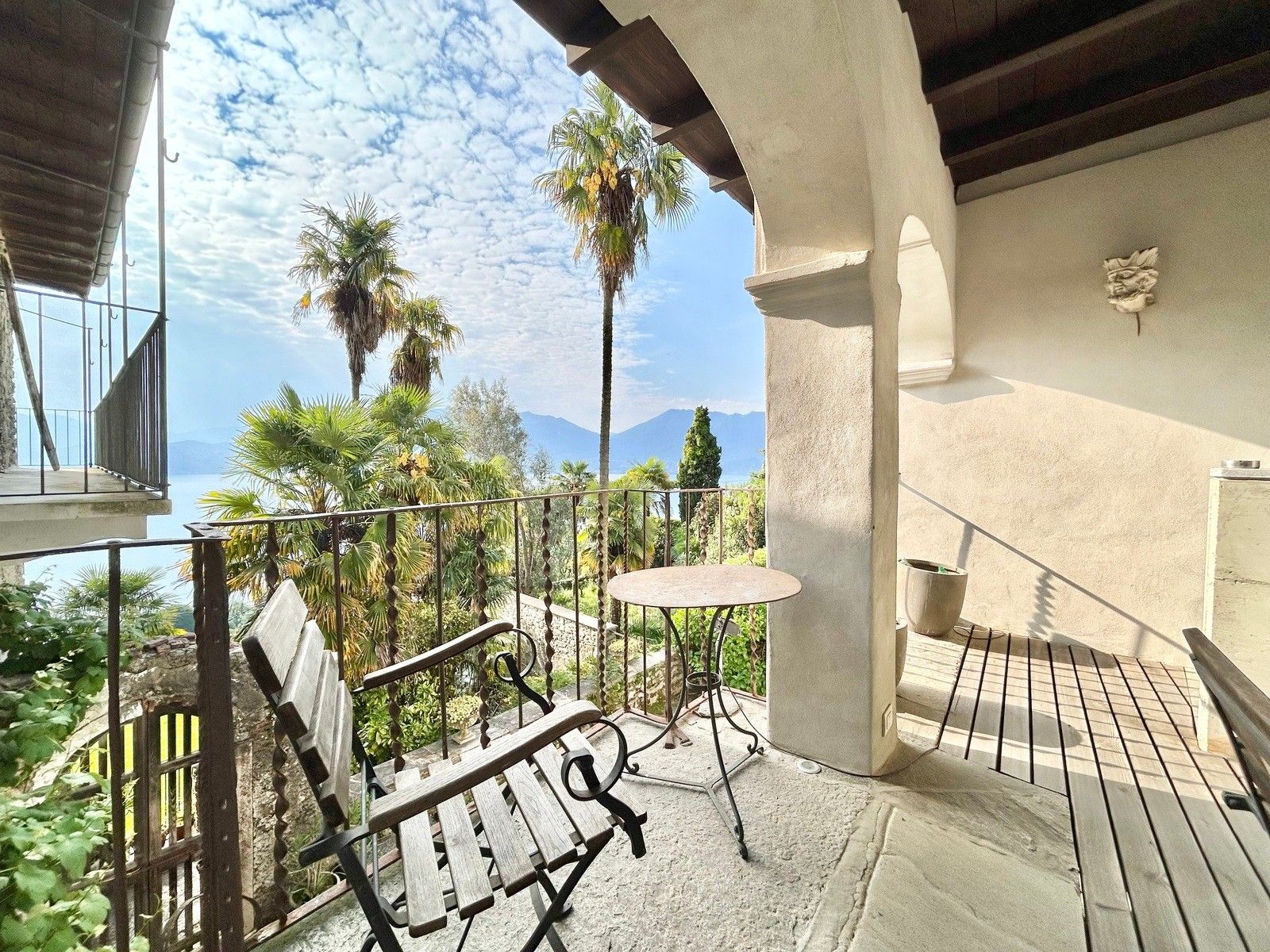Images Gerestaureerd landhuis met uitzicht op het Lago Maggiore