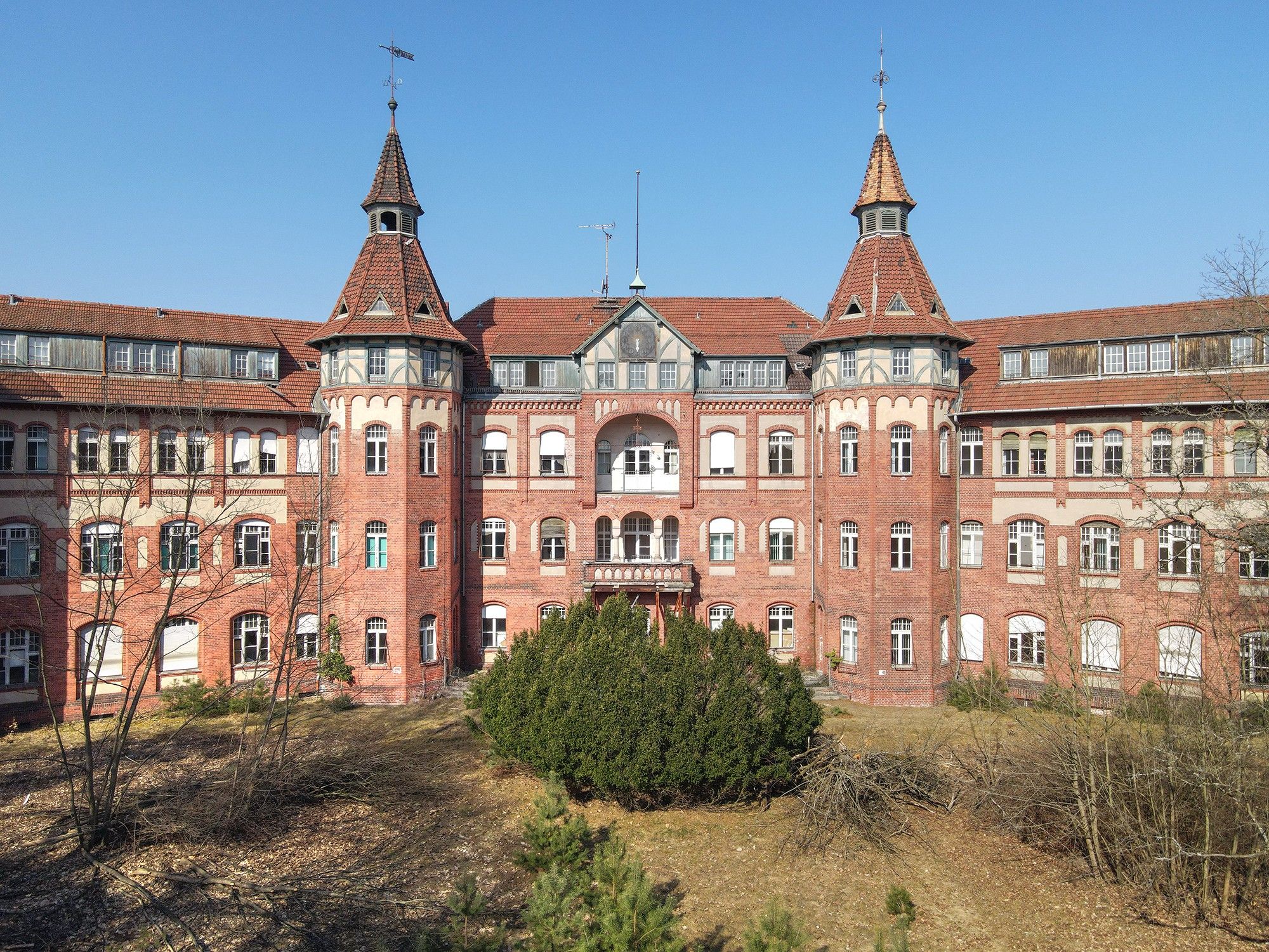 Images Historisch sanatorium in Brandenburg - Uniek erfgoed met meer dan 12.000 m² gebruiksoppervlakte