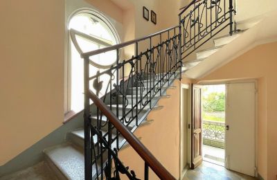 Appartement in een historisch pand te koop Luino, Lombardije, Trappenhuis