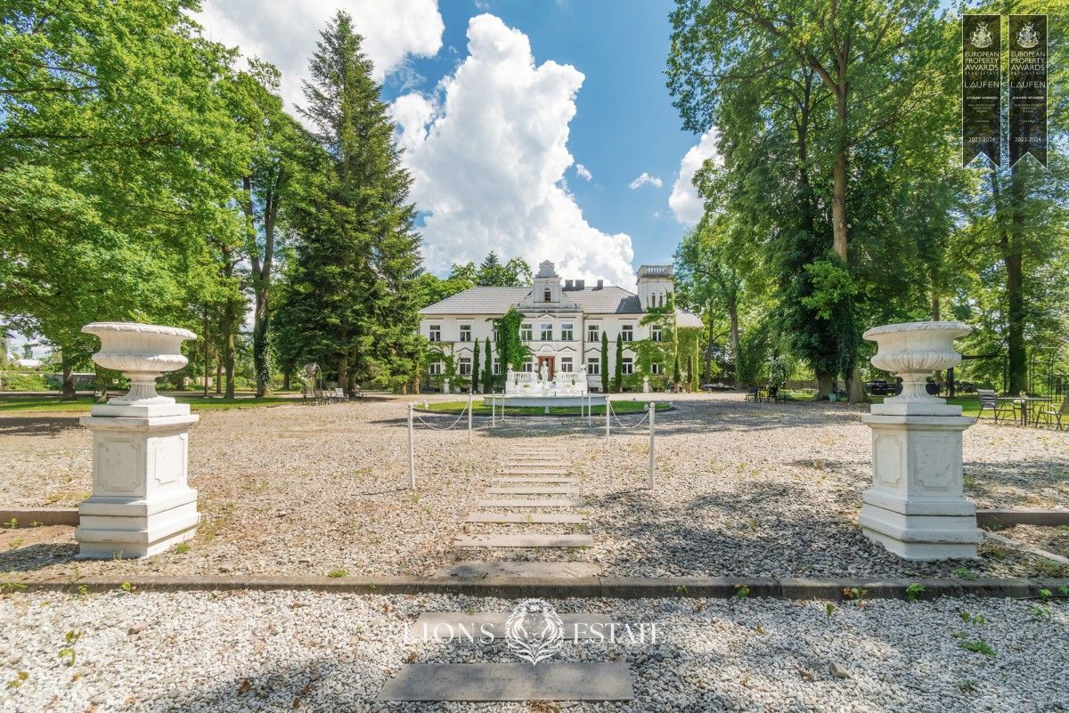 Images Gerenoveerd landhuis in centraal Polen