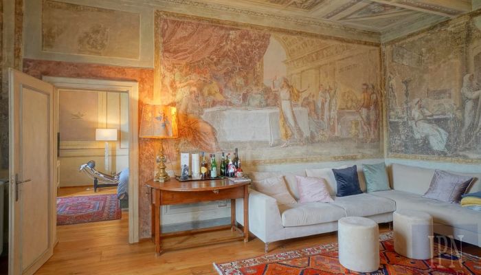 Elegant appartement met fresco's in een palazzo in Arezzo
