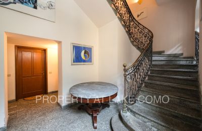Appartement in een historisch pand te koop Torno, Lombardije, Trappenhuis