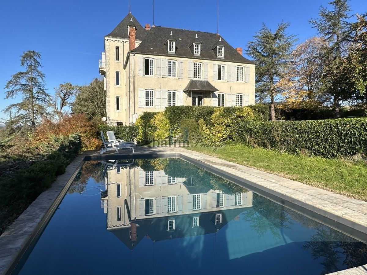 Images Gerenoveerd kasteel met uitzicht op de Pyreneeën