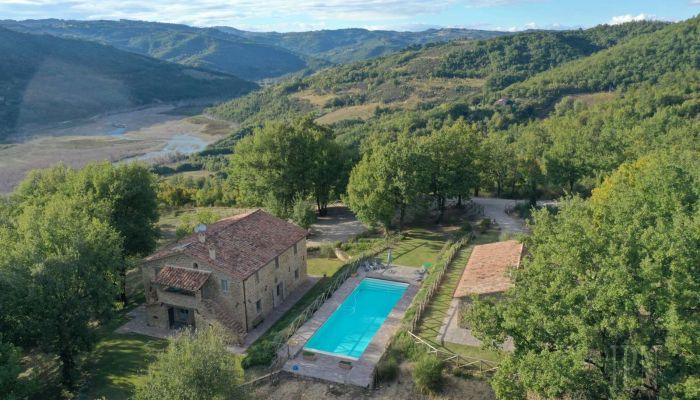 Landelijk huis te koop 06029 Valfabbrica, Umbria,  Italië