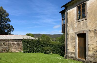 Landelijk huis te koop Moeche, Sta Cruz de Moeche, Galicië, Patio delantero