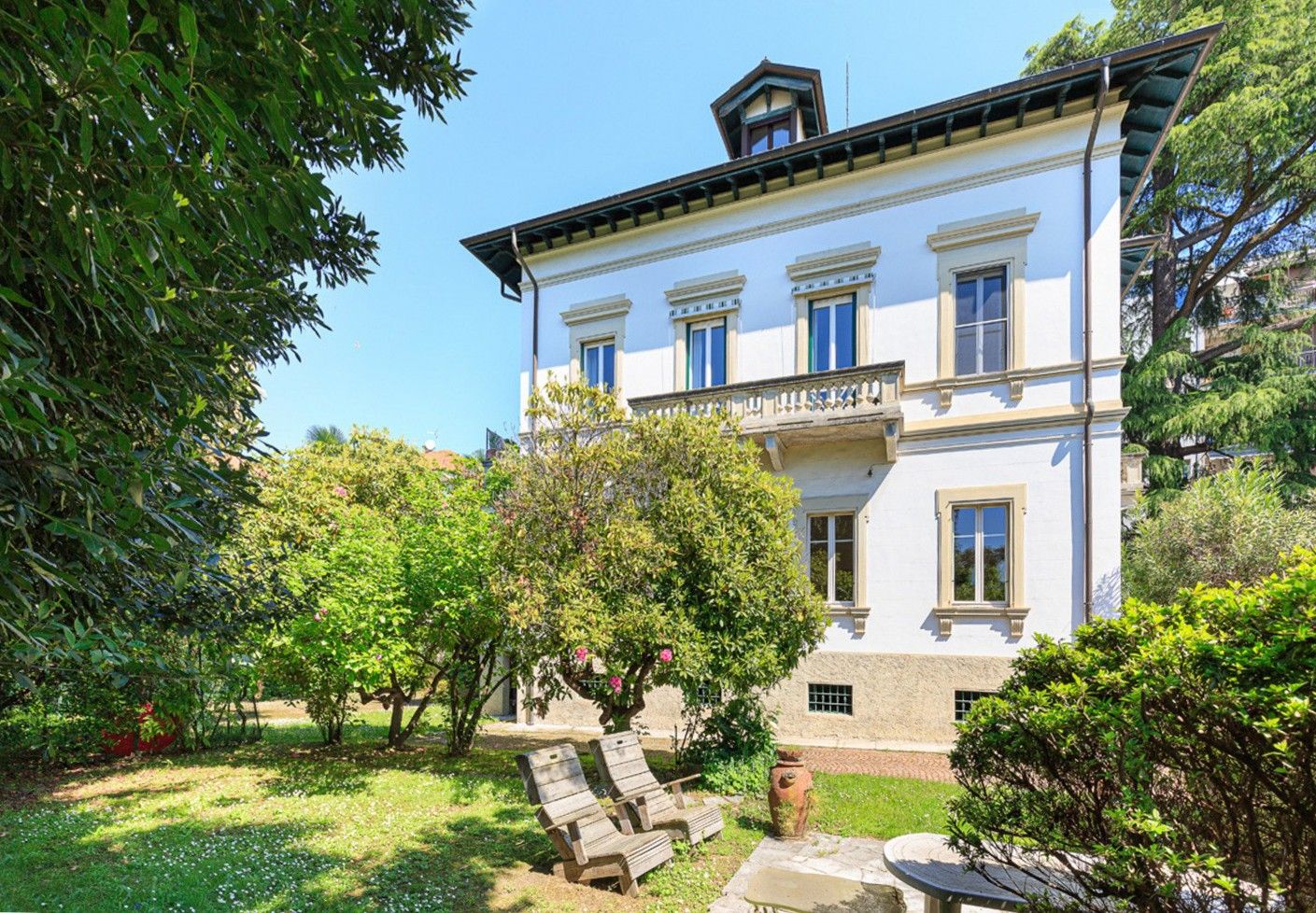 Images Historische villa met toren, park en zwembad in Verbania