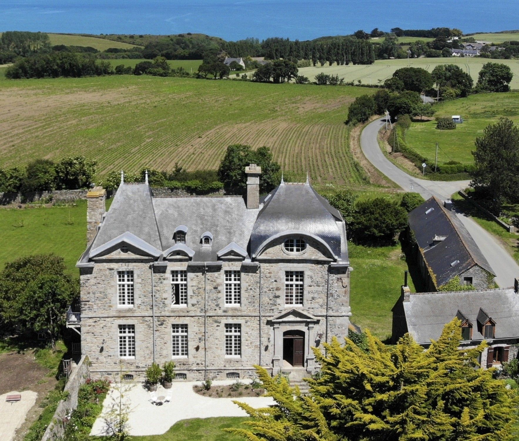 Images Bretton landhuis aan de kust met uitzicht op zee