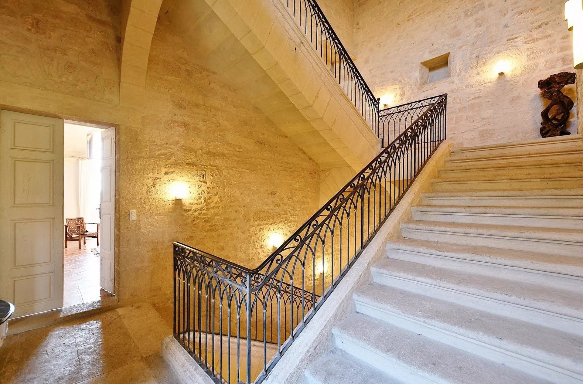 Images Middeleeuws kasteel bij Uzès - van oudheid tot moderniteit