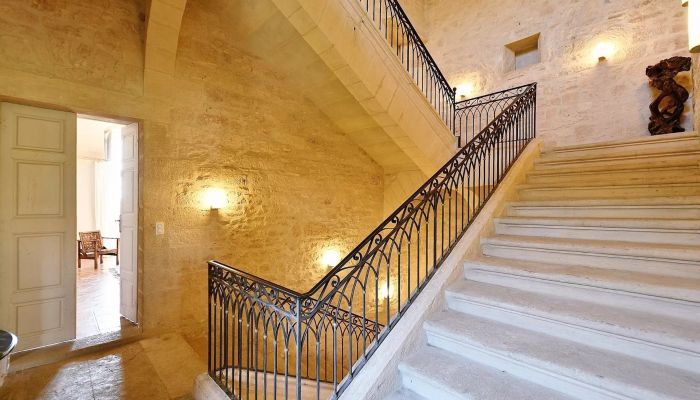 Middeleeuws kasteel bij Uzès - van oudheid tot moderniteit