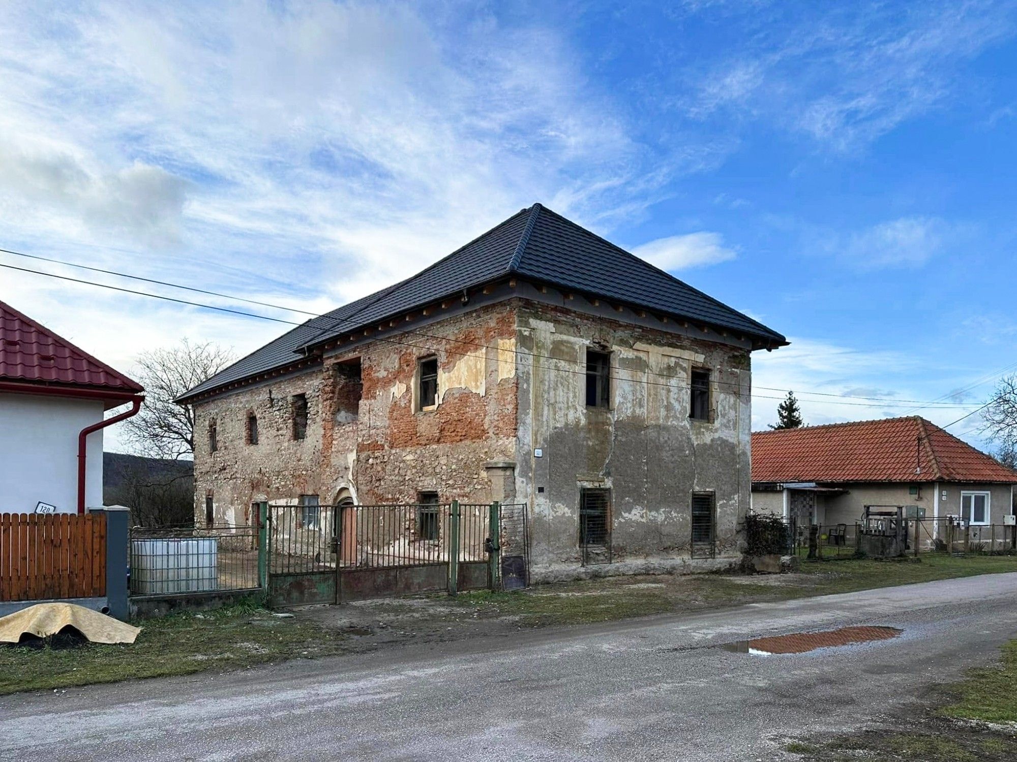 Images Te renoveren landhuis in het westen van Slowakije