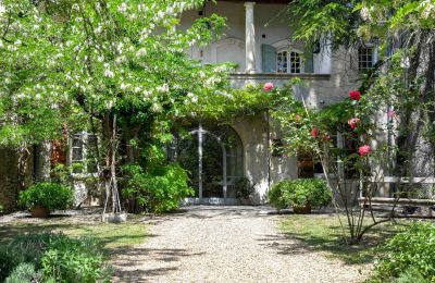 Historische panden, Landhuis in de Provence met tuin en historische wijnkelder