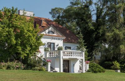 Historische panden, Landhuis met park en bijgebouwen bij Warschau