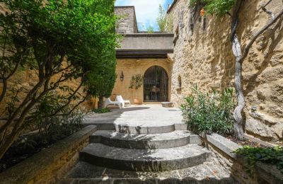 Historisch vastgoed, Elegante historische stenen huis in een middeleeuws dorp met privépatio en gastenappartement
