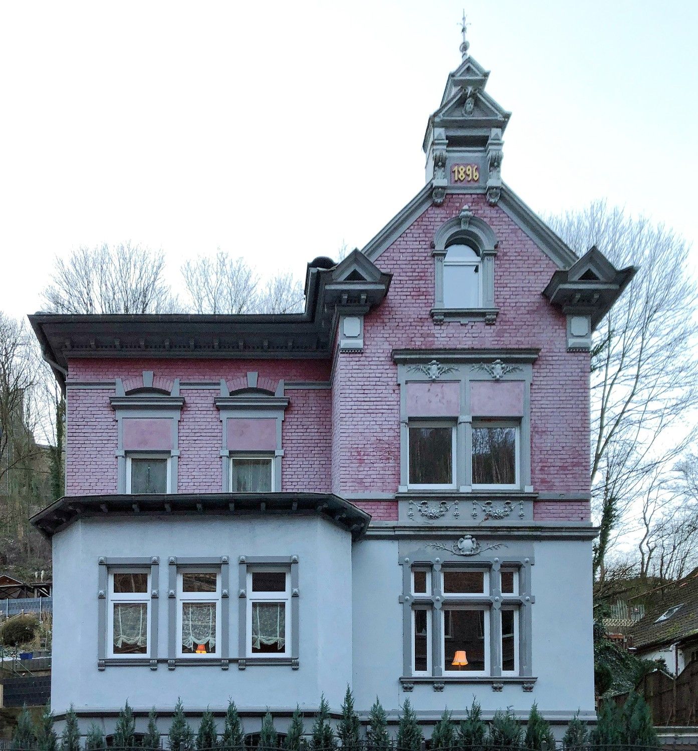 Images Historische villa te koop in Altena, Duitsland – Uniek pand met uitzicht op het kasteel