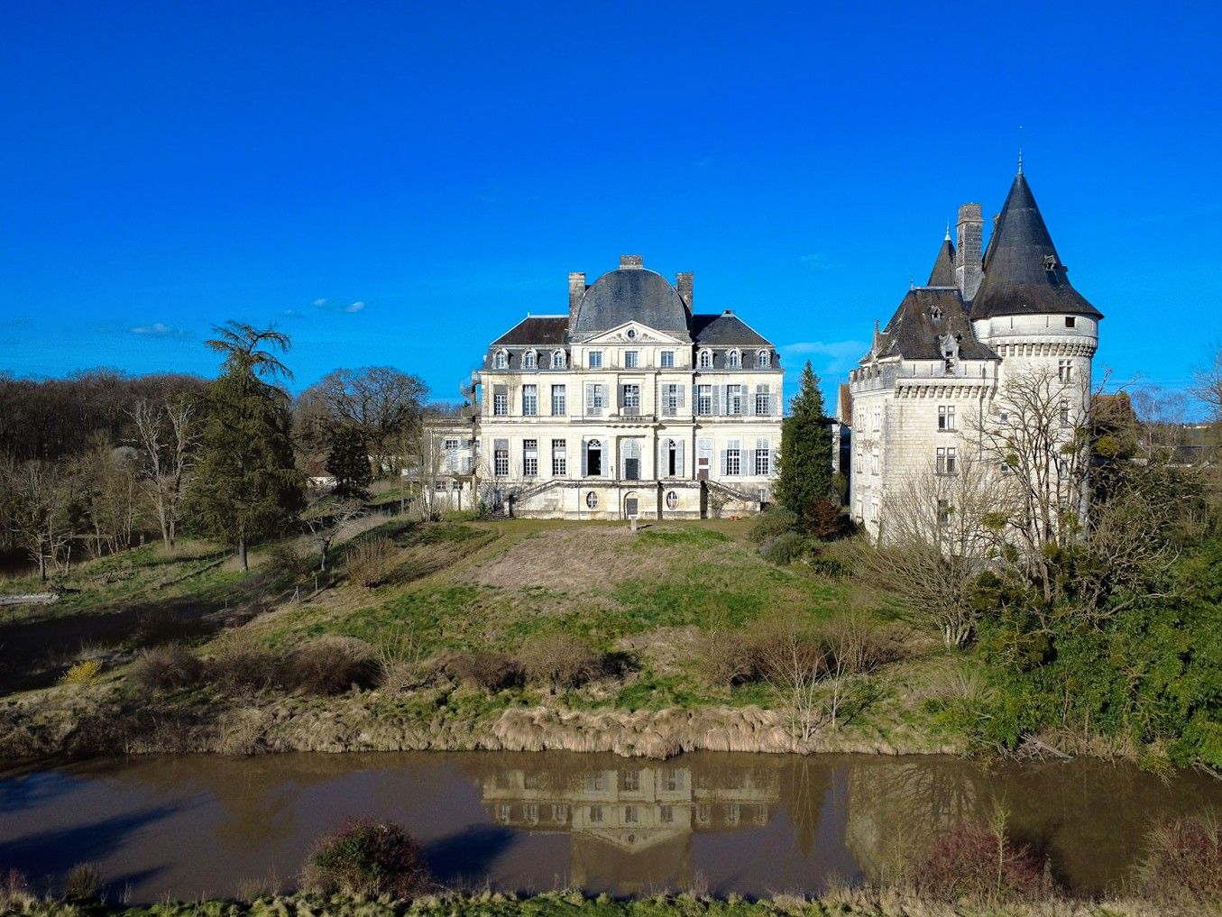Images Majestueus château in de Touraine met 15e-eeuwse toren en 47 hectare
