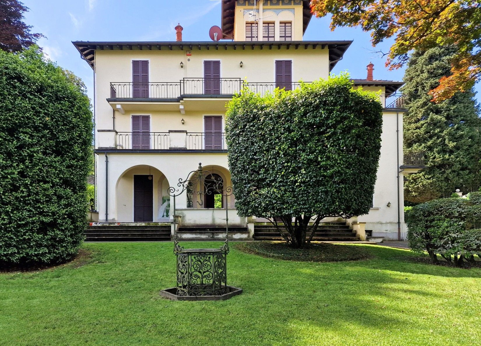 Images Historische villa uit het begin van de 20e eeuw in de beroemde badplaats Stresa