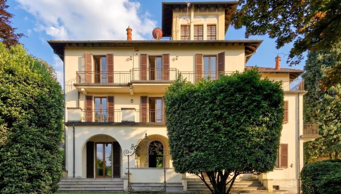 Historische villa uit het begin van de 20e eeuw in de beroemde badplaats Stresa