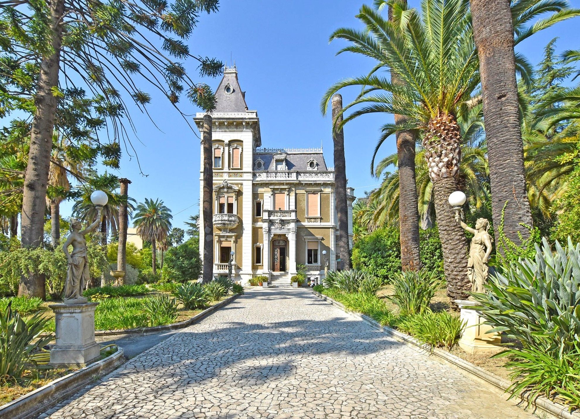 Images Historische luxe villa met uitzicht op zee in Sanremo, Ligurië