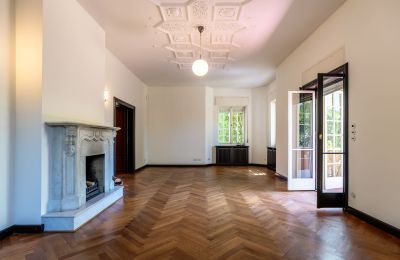 Historische villa te koop Charlottenburg-Wilmersdorf, Westend, Berlijn, Wohnzimmer mit Zugang zur Terrasse und Laubengang 