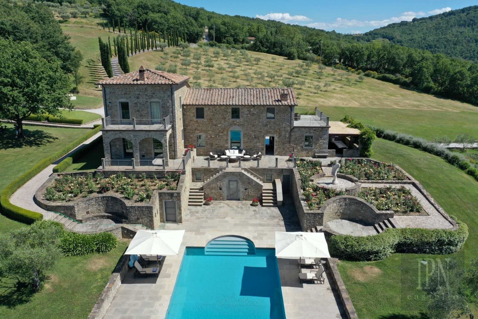Images Panoramisch landgoed in Umbrië met villa, gastenverblijven en uitzicht op de Niccone-vallei