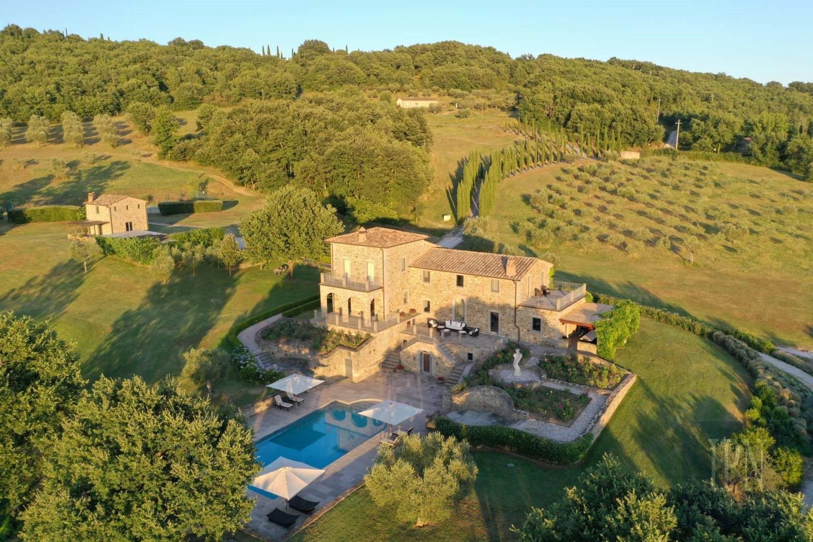 Images Panoramisch landgoed in Umbrië met villa, gastenverblijven en uitzicht op de Niccone-vallei