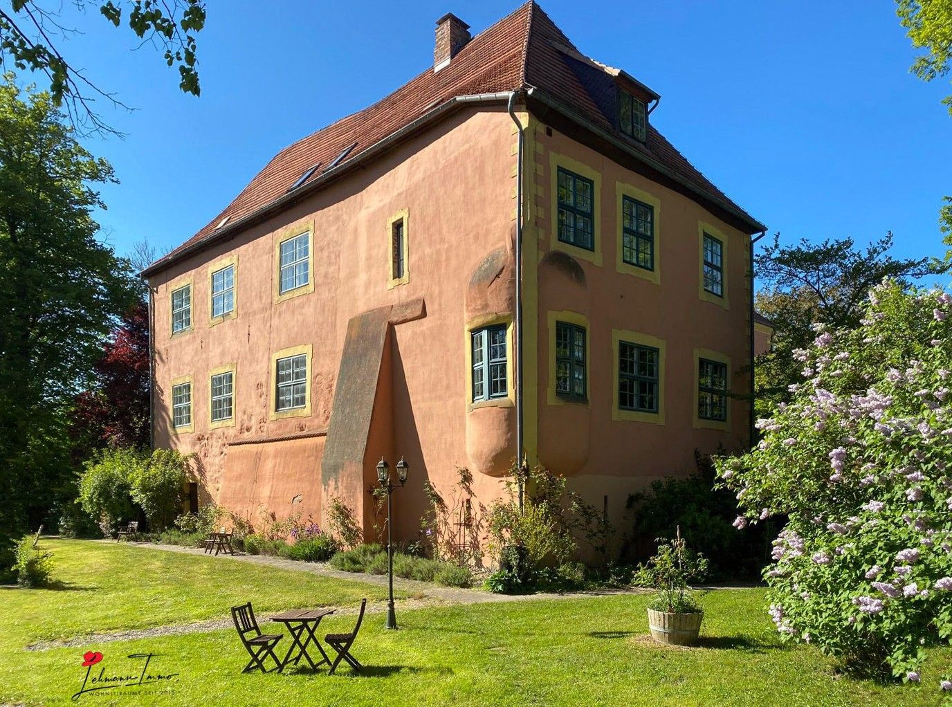 Images Kasteel met gracht in Noord-Duitsland: historisch monument op 19 hectare natuurgrond