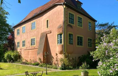 Historische panden, Kasteel met gracht in Noord-Duitsland: historisch monument op 19 hectare natuurgrond