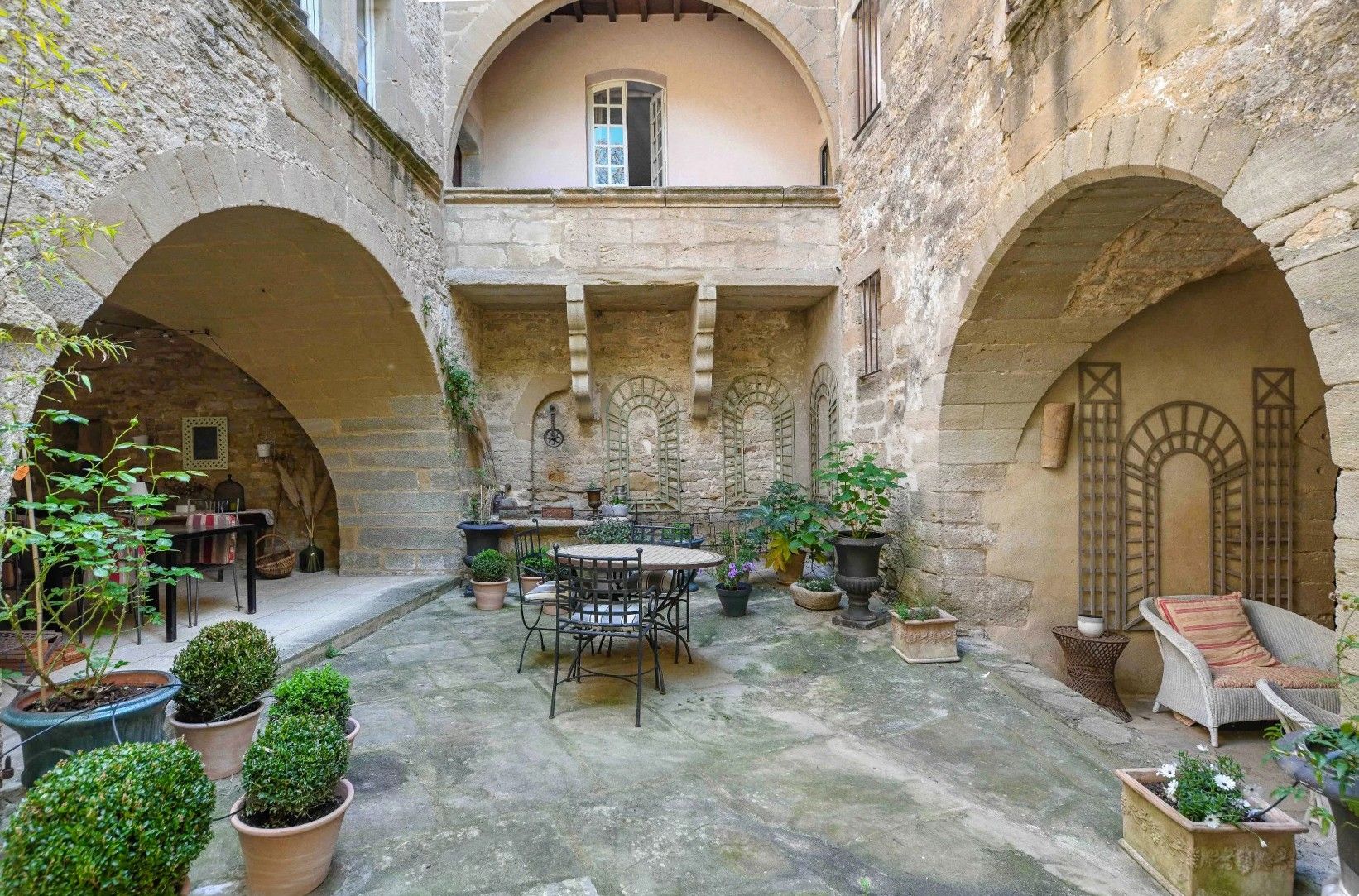 Images Historisch landhuis met binnenplaats en 7 suites nabij Uzès