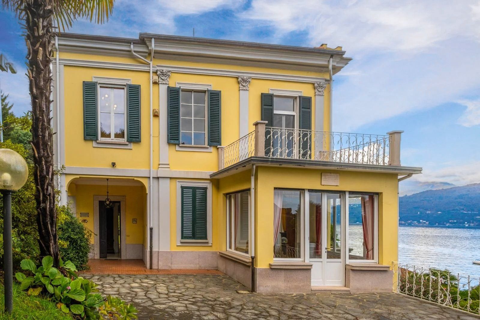 Images Historische villa met uitzicht op het Lago Maggiore op een van de meest gewilde locaties van Baveno