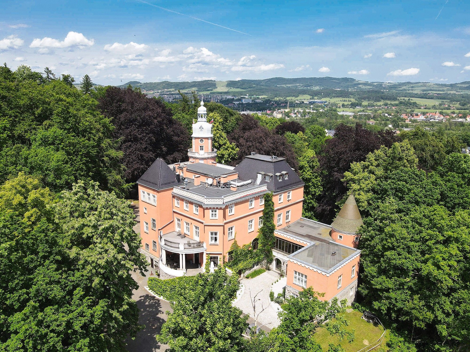 Images Kasteel met panoramisch park in het Hirschberger Dal