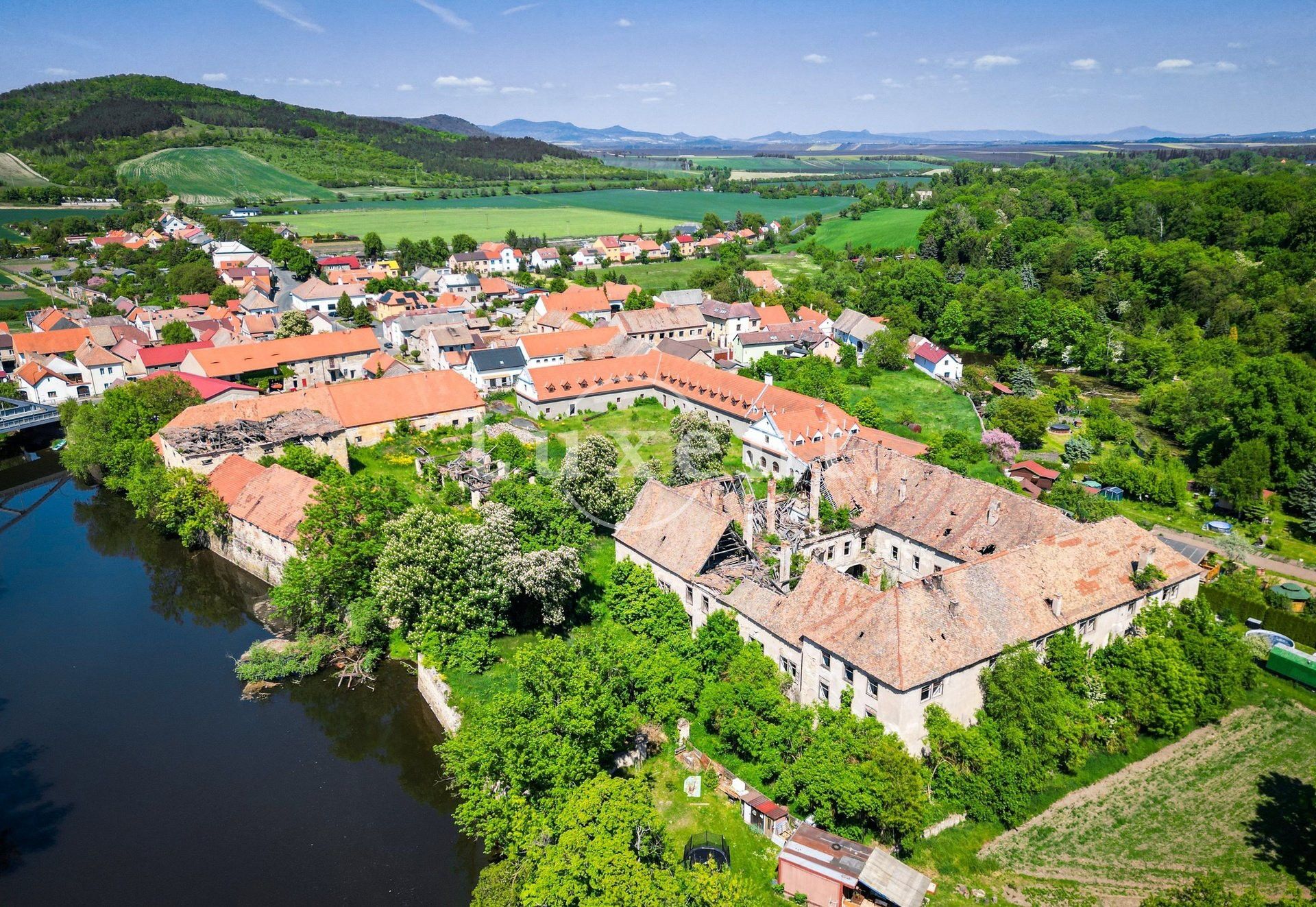 Images Historisch landgoed in Vršovice – 17e-eeuws kasteel aan de rivier de Ohře