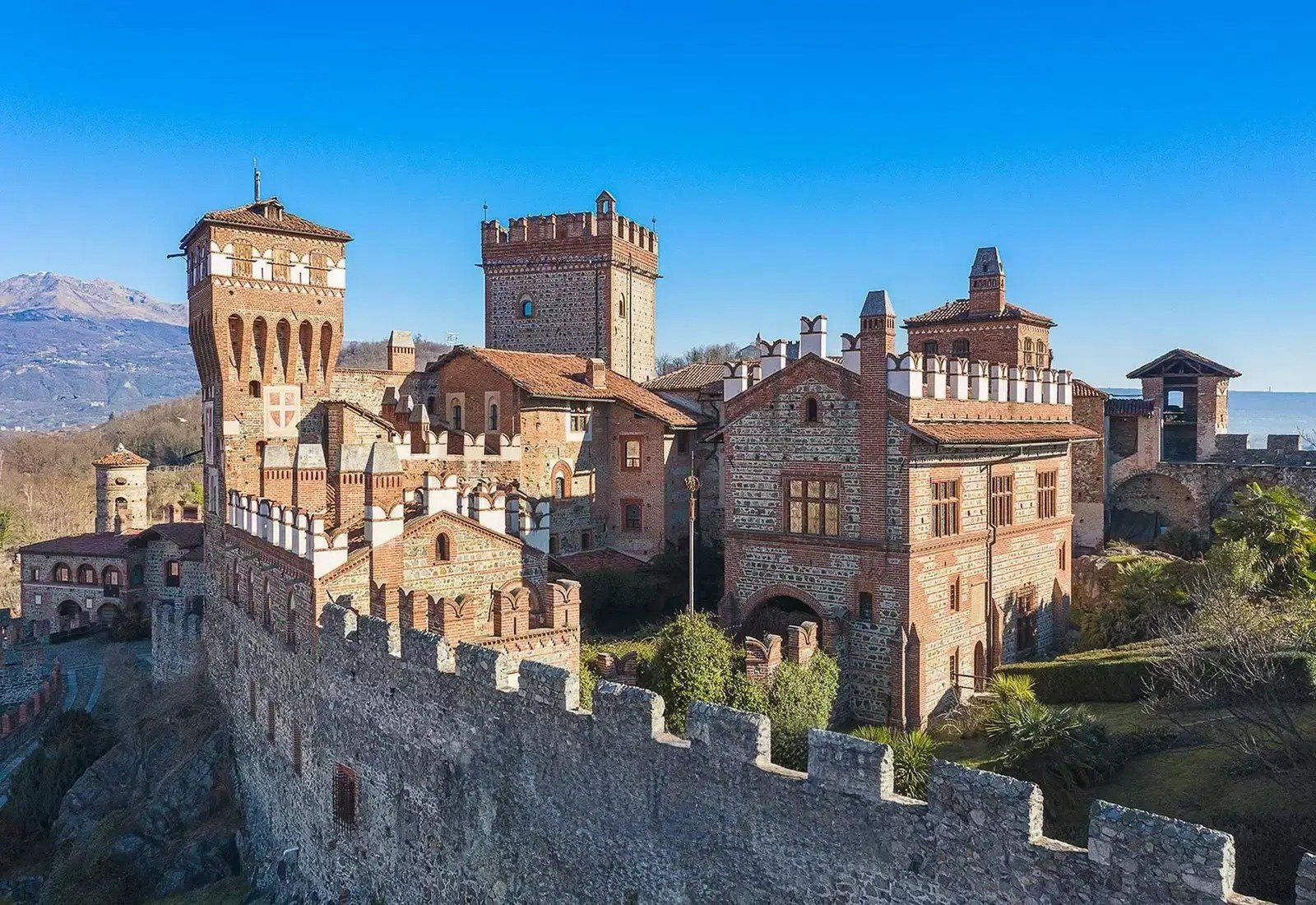 Kasteel "Castello di Pavone Canavese" in Piemonte, Burcht te koop