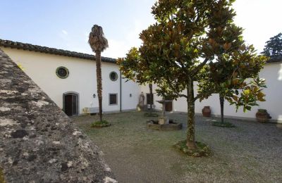 Burcht te koop Croci di Calenzano, Toscane, Binnenplaats