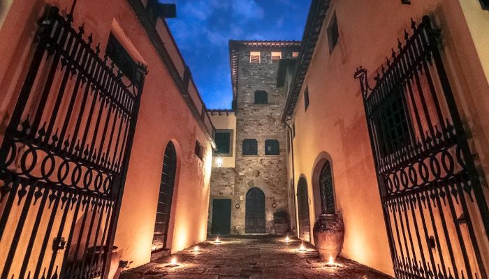 Burcht te koop Vicchio, Toscane,  Italië