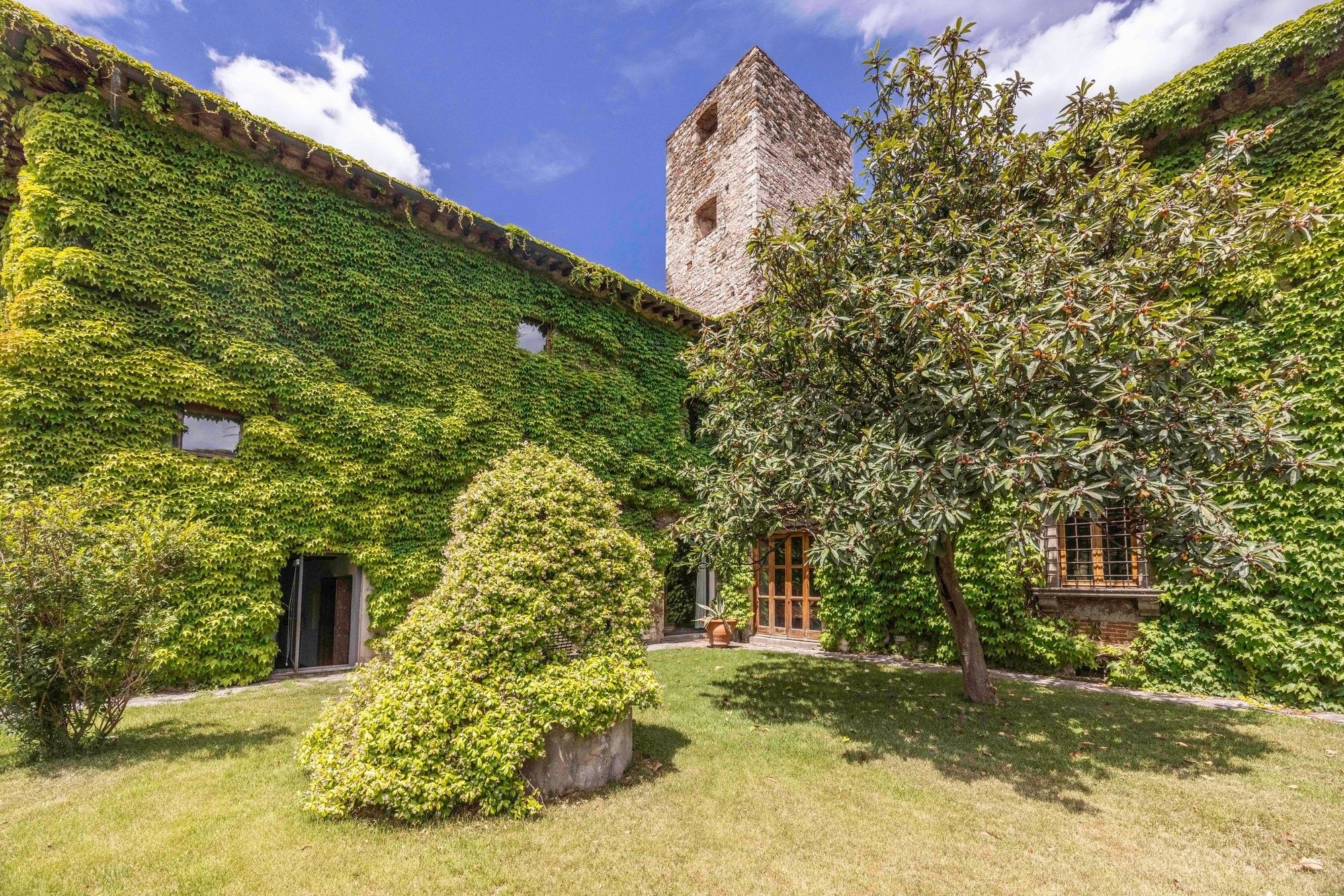 Images Kasteel in Toscane met toren, tuin en uitzicht op Florence