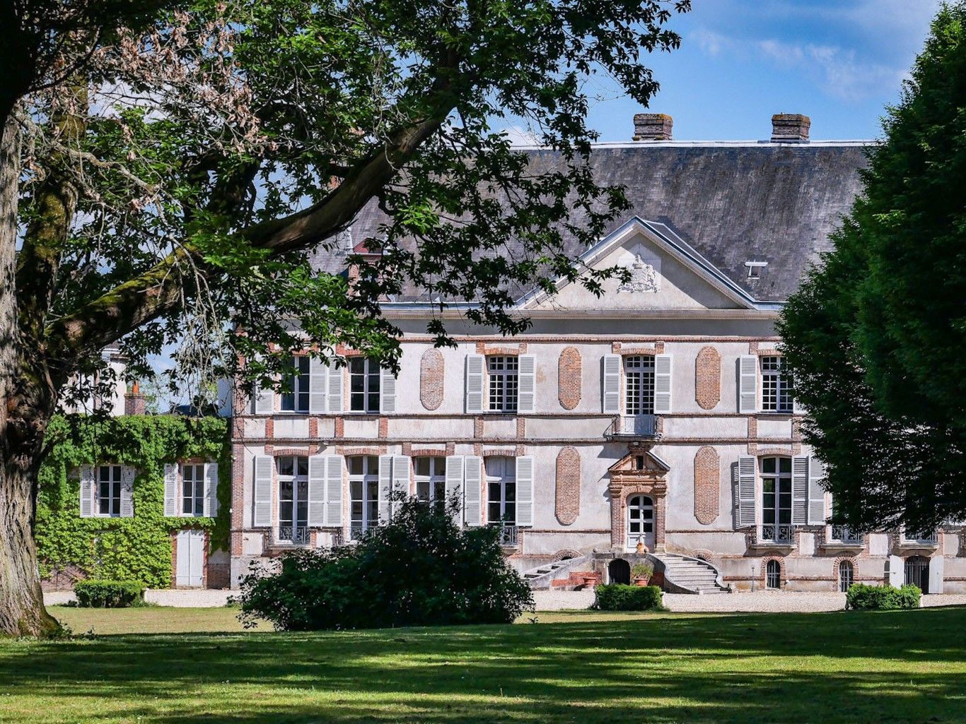 Images Kasteel in Lodewijk XIII-stijl met torens, park en kanaal bij Sens (Bourgondië)