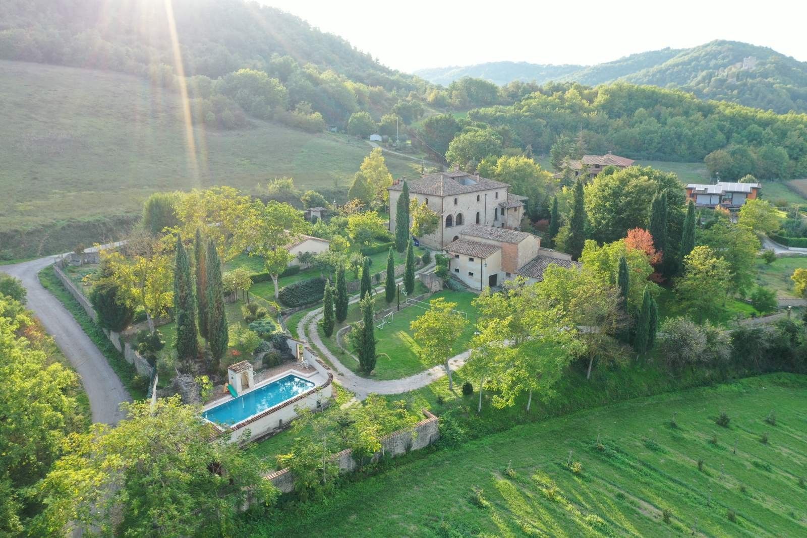 Images Historische landhuisvilla met wijngaard en zwembad op de grens van Umbrië en Toscane