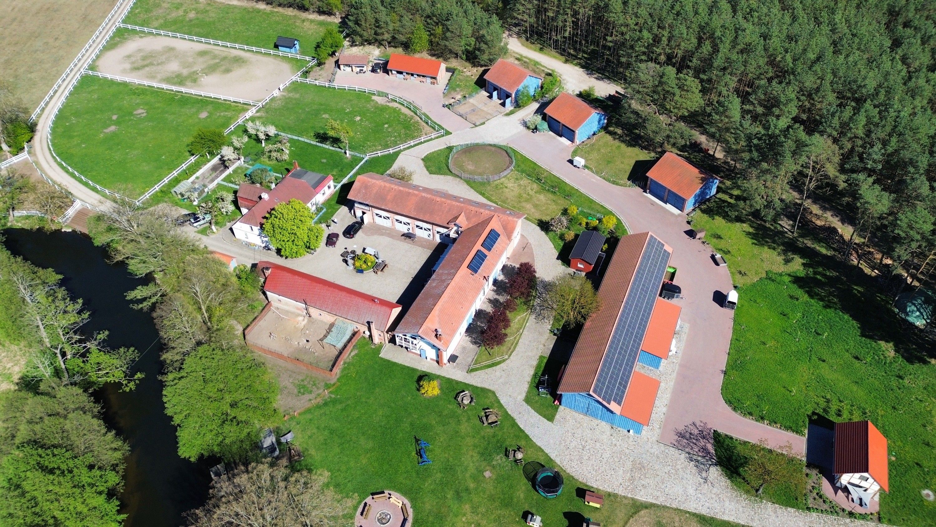 Images Historisch landgoed in Polen met hotel, manege en landbouwgrond