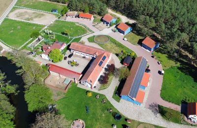 Historische panden, Historisch landgoed in Polen met hotel, manege en landbouwgrond