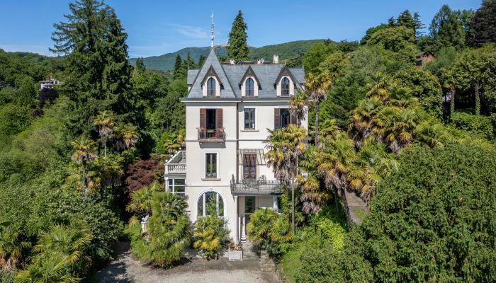 Historische villa te koop Luino, Lombardije,  Italië