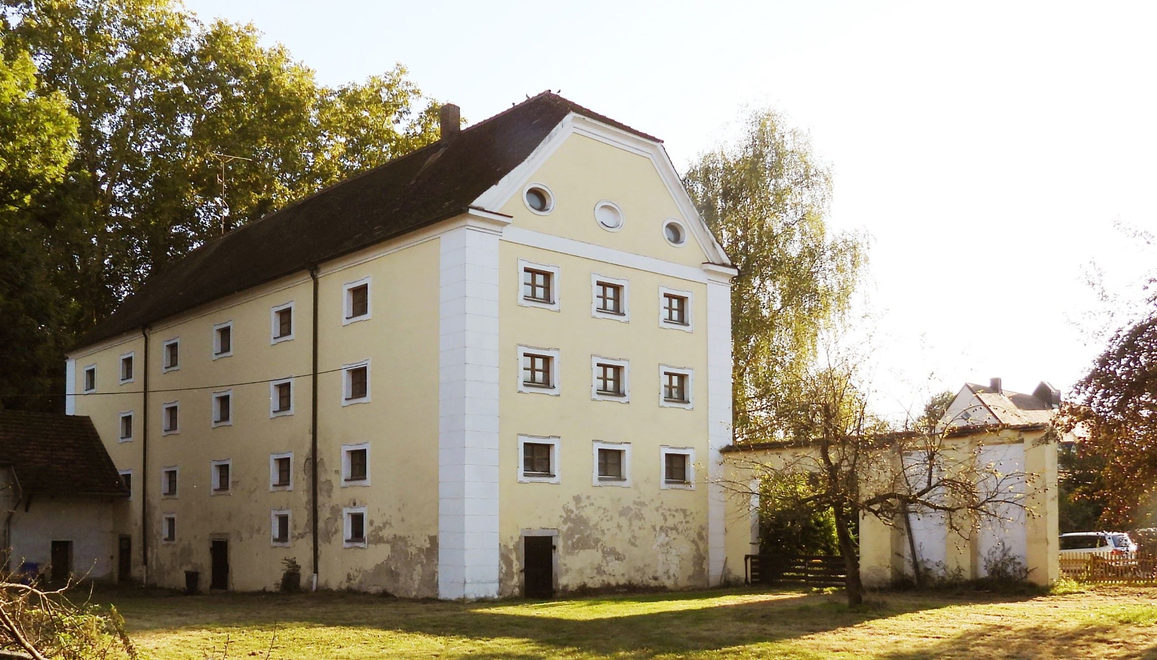 Images Historisch erfgoed met landbouwgebouwen en grond in Beieren