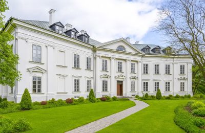 Historische panden, Klassiek landhuis in het noorden van Warschau - Monument in ongerepte natuurlijke omgeving