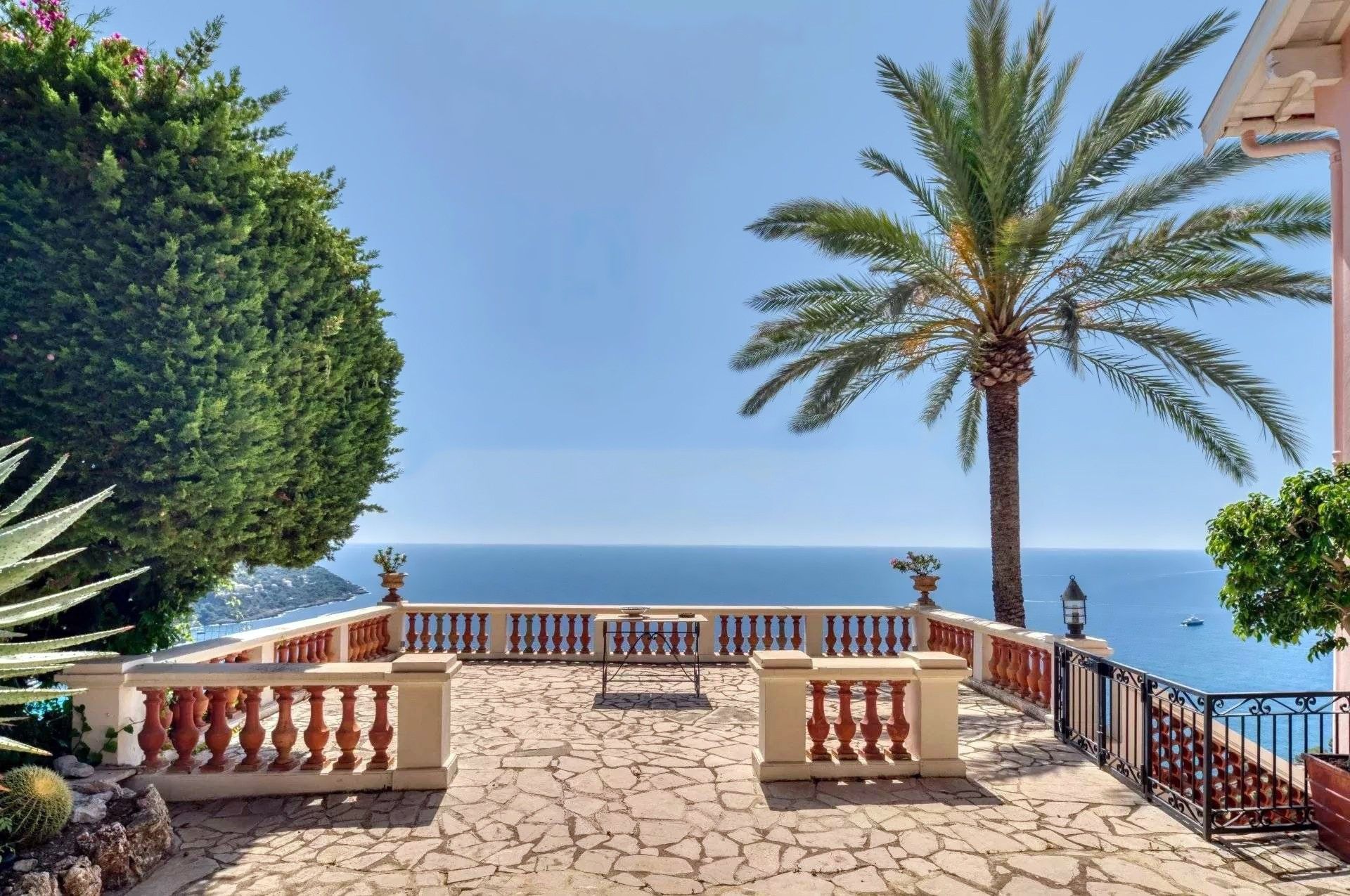 Images Villa in koloniale stijl met zeezicht en gastenverblijf in Roquebrune-Cap-Martin nabij Monaco