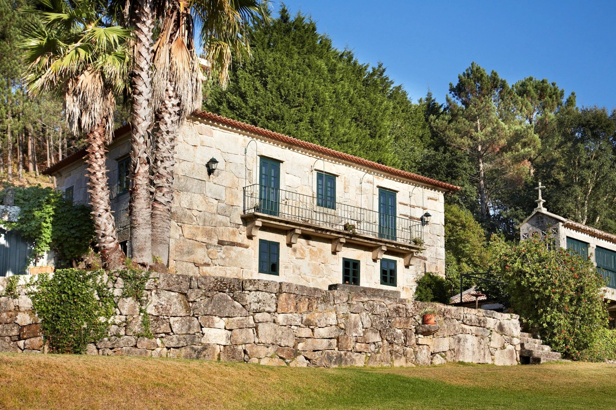 Images Voormalig pastoriehuis in Galicië met 11.000 m² grond, kapel en zwembad